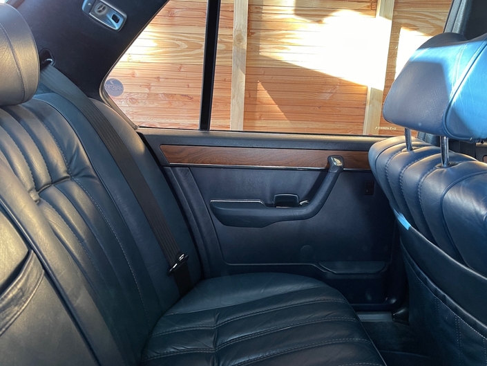 Des places arrière confortables dans la BMW 745i, mais l'espace disponible n'est pas exceptionnel.