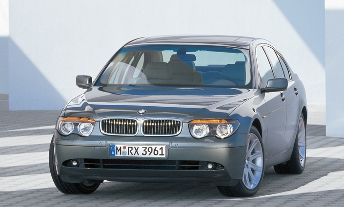 Ah, ce look controversé... La BMW E65 n'a pas suscité que de l'admiration, mais elle a inspiré la concurrence. Et en 760i, elle bénéficie d'un superbe V12. Ici en 2003.