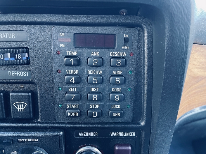 La BMW 745i reçoit en série un ordinateur de bord, un raffinement peu commun en 1980.