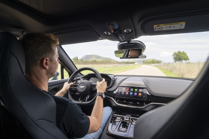 Sans être aussi passionnant à conduire qu’une vraie sportive comme la Vantage ou la Vanquish, le DBX S est réellement amusant à conduire. Il sait aussi jouer les voitures de luxe, comme la plupart des modèles de cette catégorie.