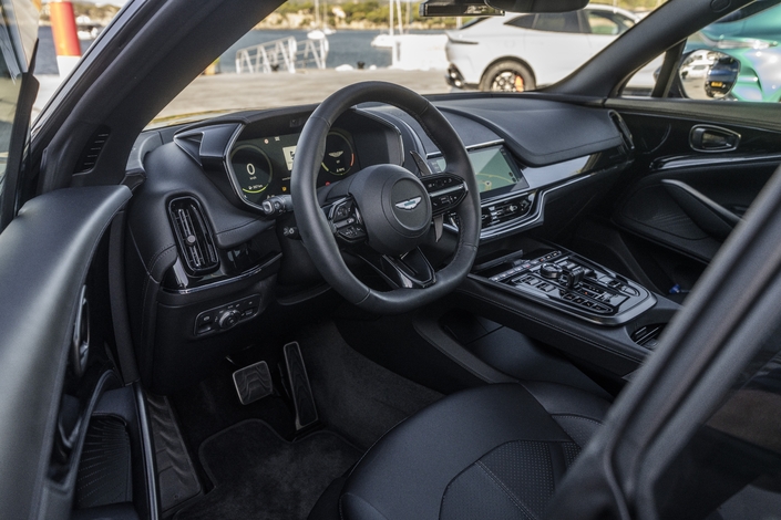 A l’intérieur, la planche de bord a été améliorée l’année dernière et inaugure ici le système Apple Carplay Ultra. A l’arrière, les places sont très généreuses et il y a aussi un grand coffre de 632 litres.