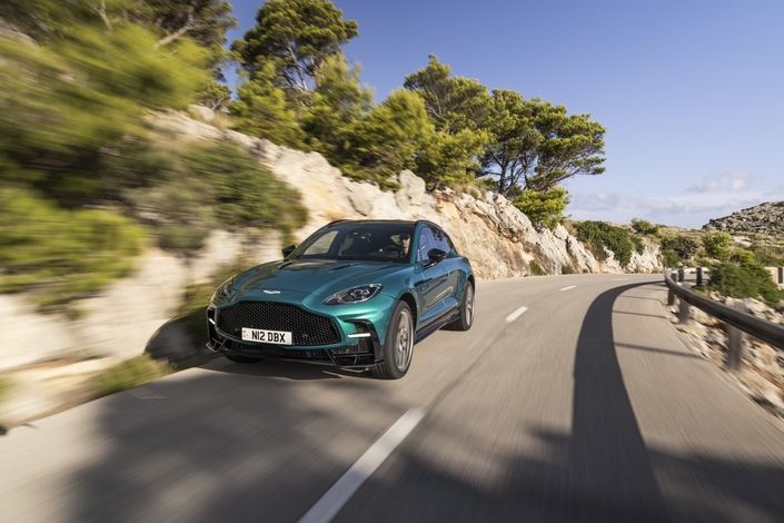 Sur la route, le DBX S combine un comportement dynamique excellent et une sonorité pour le moins stimulante.