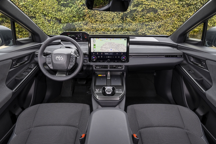 Comme chez Peugeot, Toyota mise sur un combiné avec une lecture au-dessus du volant.