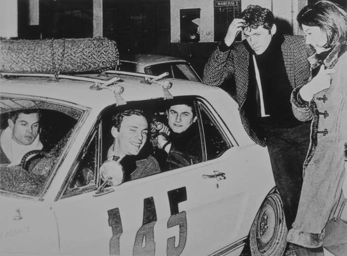 Jean-Louis Trintignant devant la caméra de Claude Lelouch et avec Henri Chemin (Ford France) comme passager.