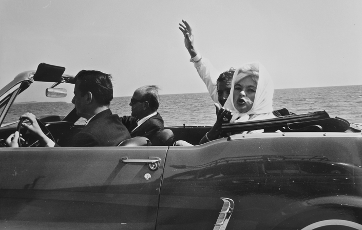 Jane Mansfield passagère plantureuse d’un cabriolet Mustang