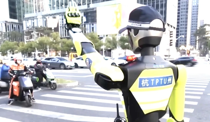 Robocop est déjà là : à Hangzhou, le policier qui vous verbalise mesure 2 mètres et ne dort jamais !