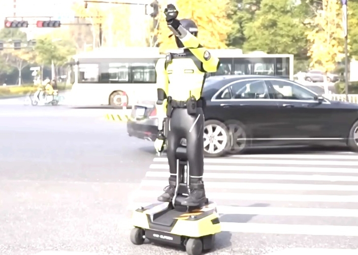 Robocop est déjà là : à Hangzhou, le policier qui vous verbalise mesure 2 mètres et ne dort jamais !