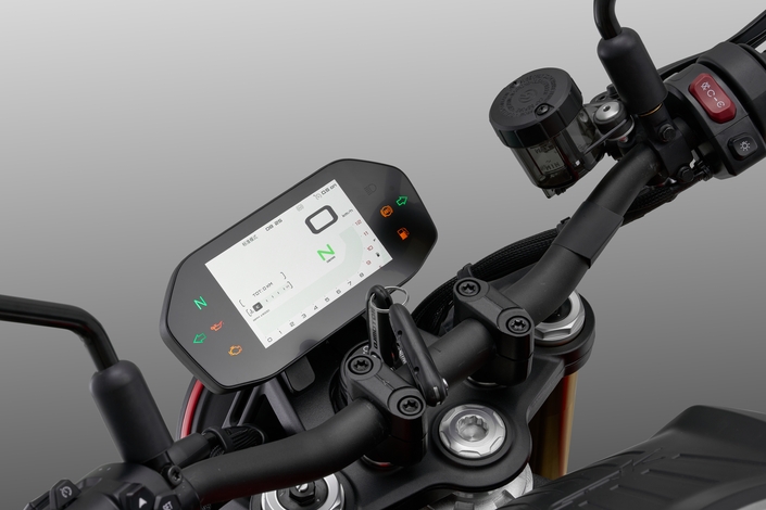 Faut-il vraiment craquer pour l'édition 2025 de la QJ Motor SRK 800, ce nouveau roadster 4 cylindres venu de Chine ?