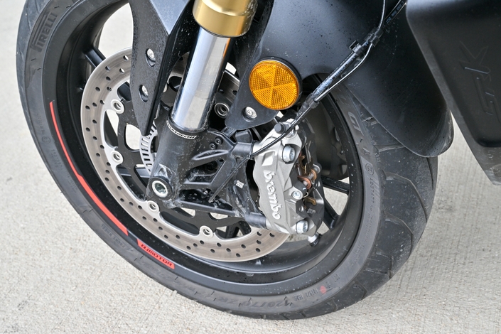 Faut-il vraiment craquer pour l'édition 2025 de la QJ Motor SRK 800, ce nouveau roadster 4 cylindres venu de Chine ?