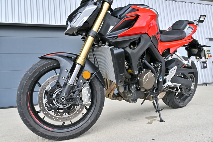 Faut-il vraiment craquer pour l'édition 2025 de la QJ Motor SRK 800, ce nouveau roadster 4 cylindres venu de Chine ?