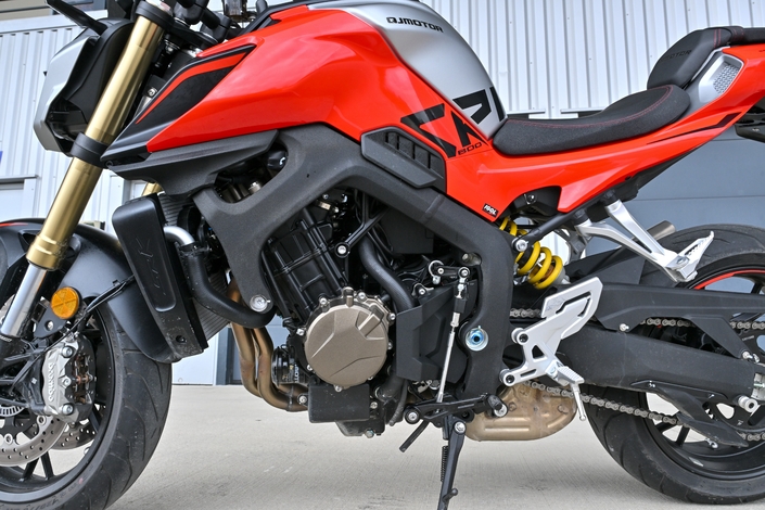 Faut-il vraiment craquer pour l'édition 2025 de la QJ Motor SRK 800, ce nouveau roadster 4 cylindres venu de Chine ?