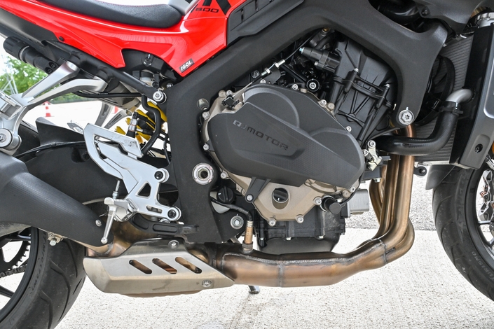 Faut-il vraiment craquer pour l'édition 2025 de la QJ Motor SRK 800, ce nouveau roadster 4 cylindres venu de Chine ?