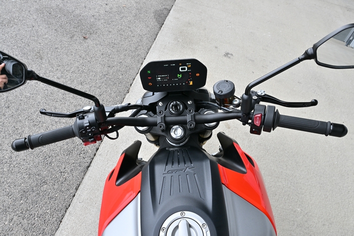 Faut-il vraiment craquer pour l'édition 2025 de la QJ Motor SRK 800, ce nouveau roadster 4 cylindres venu de Chine ?