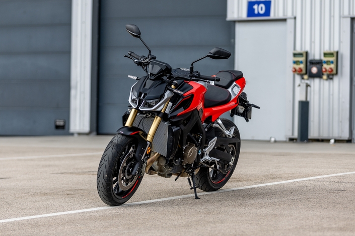 Faut-il vraiment craquer pour l'édition 2025 de la QJ Motor SRK 800, ce nouveau roadster 4 cylindres venu de Chine ?