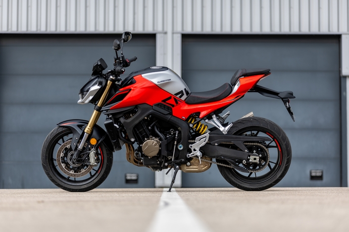 Faut-il vraiment craquer pour l'édition 2025 de la QJ Motor SRK 800, ce nouveau roadster 4 cylindres venu de Chine ?