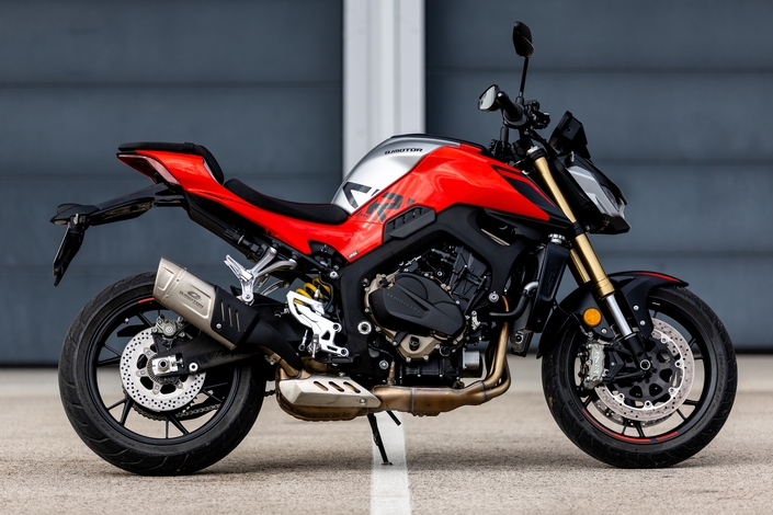 Faut-il vraiment craquer pour l'édition 2025 de la QJ Motor SRK 800, ce nouveau roadster 4 cylindres venu de Chine ?