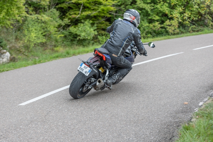 Faut-il vraiment craquer pour l'édition 2025 de la QJ Motor SRK 800, ce nouveau roadster 4 cylindres venu de Chine ?