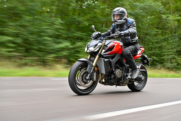 Faut-il vraiment craquer pour l'édition 2025 de la QJ Motor SRK 800, ce nouveau roadster 4 cylindres venu de Chine ?