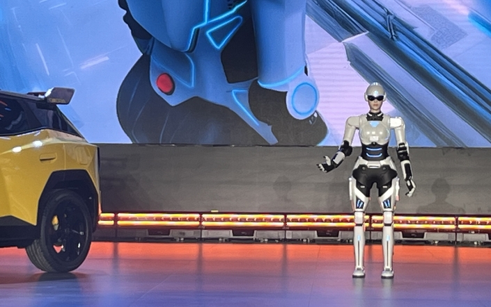 Le robot Chery aux côtés d’une voiture Chery. Lequel des deux va survivre ?