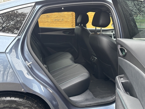 L'habitabilité arrière est bonne sans être la référence de la catégorie.