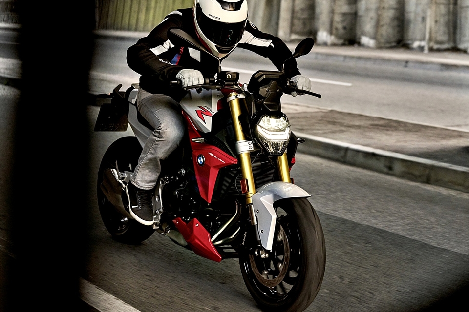BMW F900 R : Le bi teuton s'énerve - En direct du Salon de ...