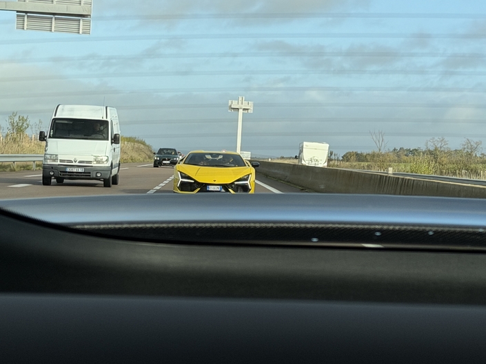 Imaginez-vous sur l’autoroute quelque part dans la Nièvre, doublé par un convoi de neuf sportives de toutes les couleurs et de tous les genres. C’est ce qu’il se passe une fois par an à la fin de l’année…