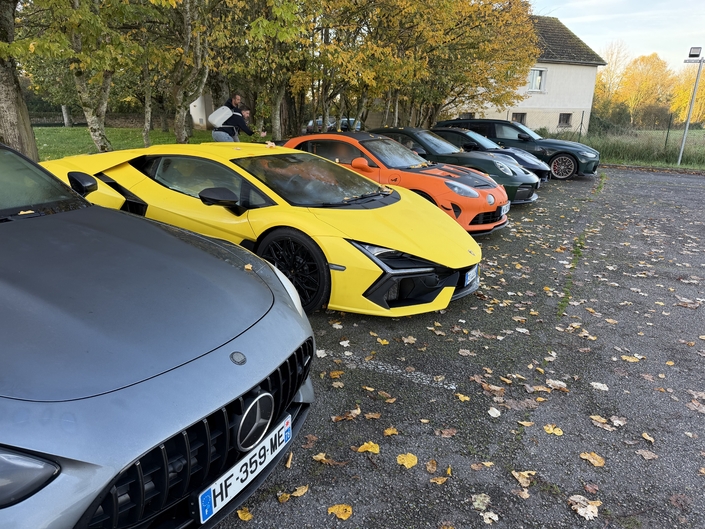 Une partie de la sélection de la Sportive de l'année Motorsport 2025, ici au petit matin avant les chronos sur circuit.