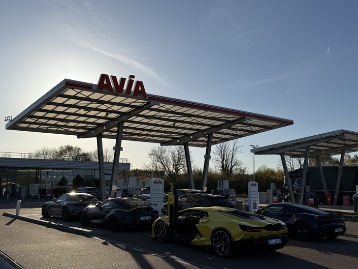 Il fallait mettre du Sans Plomb 98 dans toutes les voitures sauf la Lancia Ypsilon HF électrique et...l'Alpine A110 R Ultime carburant au sans plomb 102 !