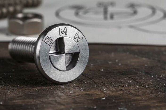 Le coup de folie de BMW : vers une dictature mécanique où même les vis auront un logo ?