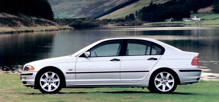 La BMW 320i allie son profil lissé et équilibré à l'allure typique de la marque à une bonne aérodynamique : Cx de 0.29. Ici en 2000.