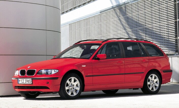 La BMW 320i est également disponible en break Touring, plus stylé que réellement logeable. Ici en 2001.