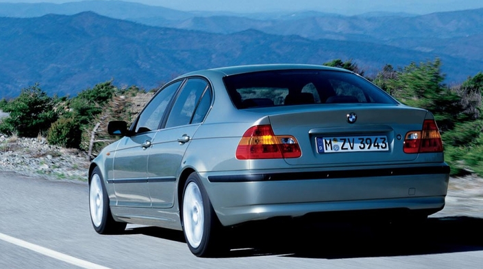 Ces feux modifiés sont spécifiques à la mise à jour dont a bénéficié la BMW 320i en 2001. Le radar de recul est en supplément.