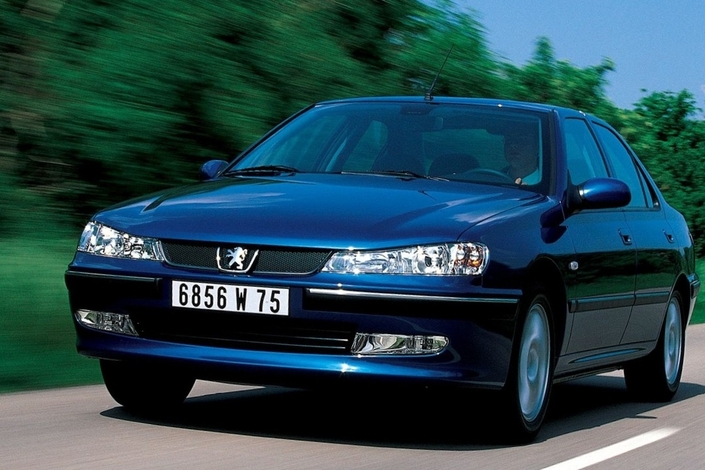 Au moteur brillant et musical de sa rivale, la Peugeot 406 2.2 réplique par un châssis aux petits oignons, doté d'un amortissement impeccable.