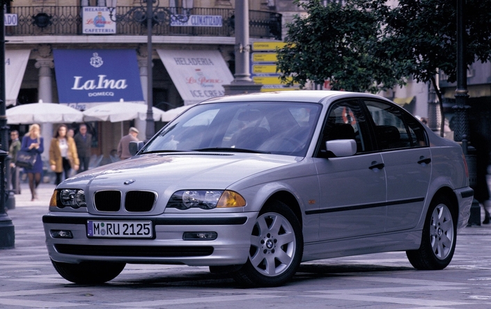 La BMW 320i passe à 2,2 l et 170 ch dès 2000, soit un an avant le restlage qui concernera les Série 3 E46 berline et coupé.