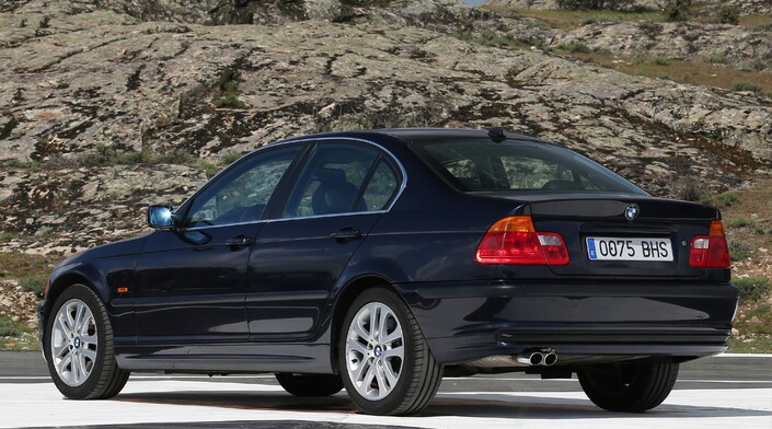 Révélée fin 1997, a Série 3 E46 sera la dernière BMW à arborer les feux arrière au thème en L inauguré la par la Série 7 E32 en 1986.