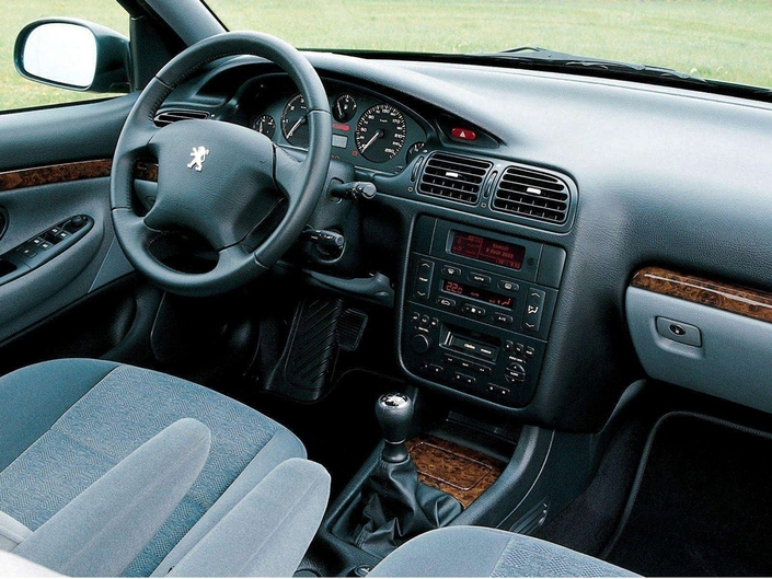 La Peugeot 406 profite d'une présentation avenante et élégante, même si elle reste sur ces points en-deçà de sa rivale germanique. Mais son équipement compense quelque peu.