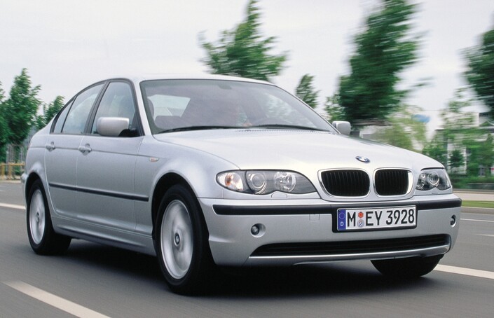 Au volant, la principale source d'agrément de la BMW 320i, ici en version restylée apparue en 2001, est son excellent 6-en-ligne, mais le châssis n'est pas mal non plus.