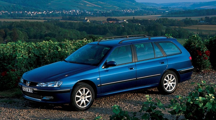 En break, la Peugeot 406 ne perd rien de son attrait, et profite d'un volume utile très intéressant de 1 740 l. Ici en 2001.