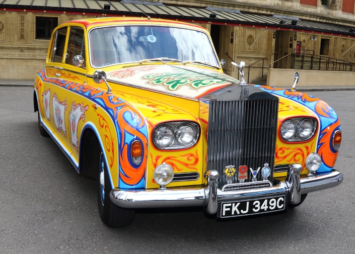 Réplique de la Rolls-Royce Phantom de John Lennon en 2017, pour le 50ᵉ anniversaire de l’album Sgt Pepper's des Beatles.©PHOTOSHOT/MAXPPP