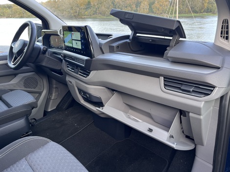 … Et deux boîtes à gants côté passager.