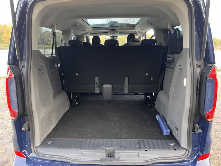 La tale d’un coffre peut-être un bon argument pour se décider pour une voiture. Et celui de cette Caravelle atteint 1 000 l.