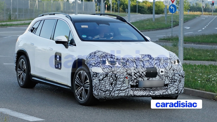Nouveau regard pour le Mercedes EQS SUV qui a été photographié sur la route avec les parties avant et arrière fortement camouflées. On distingue bien sur cette vue, les feux de jours en forme d’étoiles qui sont désormais la signature lumineuse spécifique des nouveaux modèles de chez Mercedes.