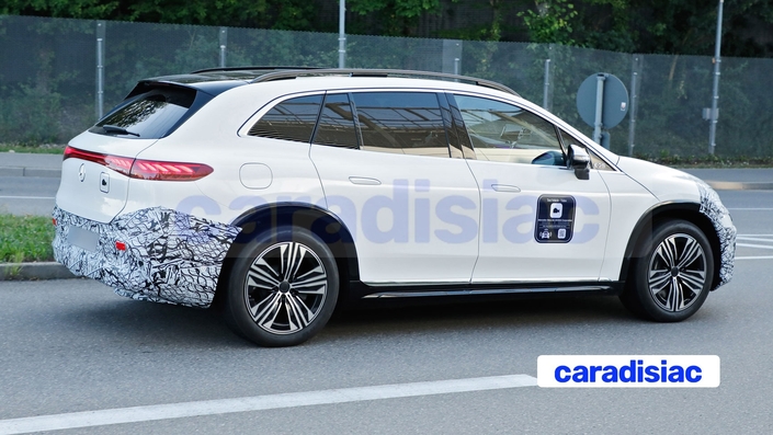 L’offre de motorisations électriques de ce modèle restylé devrait la même que celle du modèle actuel. Un modèle qui existe aussi en définition Maybach. En plus de disposer de la motorisation la plus puissante avec 658 ch, ce modèle n’existe qu’en quatre places (avec deux fauteuils très confortables en deuxième rangée), alors que l’EQS est disponible normalement en cinq ou sept places. 