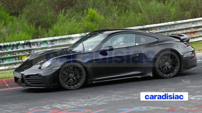 Spoiler escamotable pour cette nouvelle Porsche 911 Turbo Touring qui ne dispose pas d’entrées d’air latérales au niveau des ailes arrière. L’ensemble est plus fluide, plus élégant par rapport à la Turbo S. Mais comme cette dernière, la future Porsche 911 Turbo Touring s’équipera d’une motorisation dotée du système d’hybridation T-Hybrid.