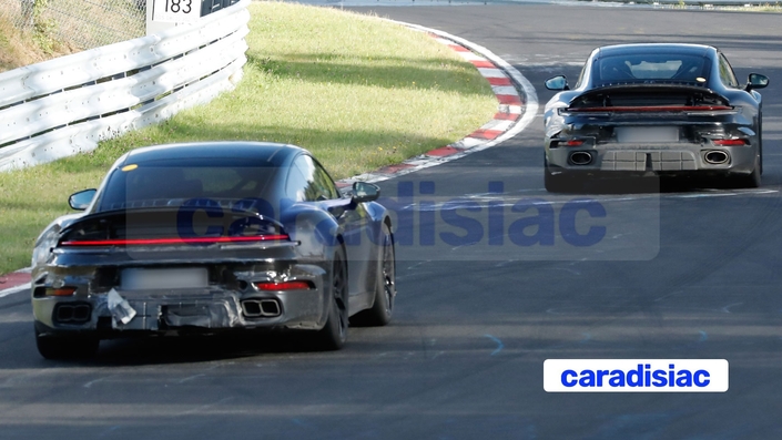 Sur le circuit du Nürburgring les prototypes des constructeurs sont là pour tester le comportement routier des prototypes à haute vitesse. C’est le cas pour ces deux Porsche 911 « Turbo Touring » qui disposent de sorties d’échappement différentes, ovales pour la première, rectangulaires pour la suivante.
