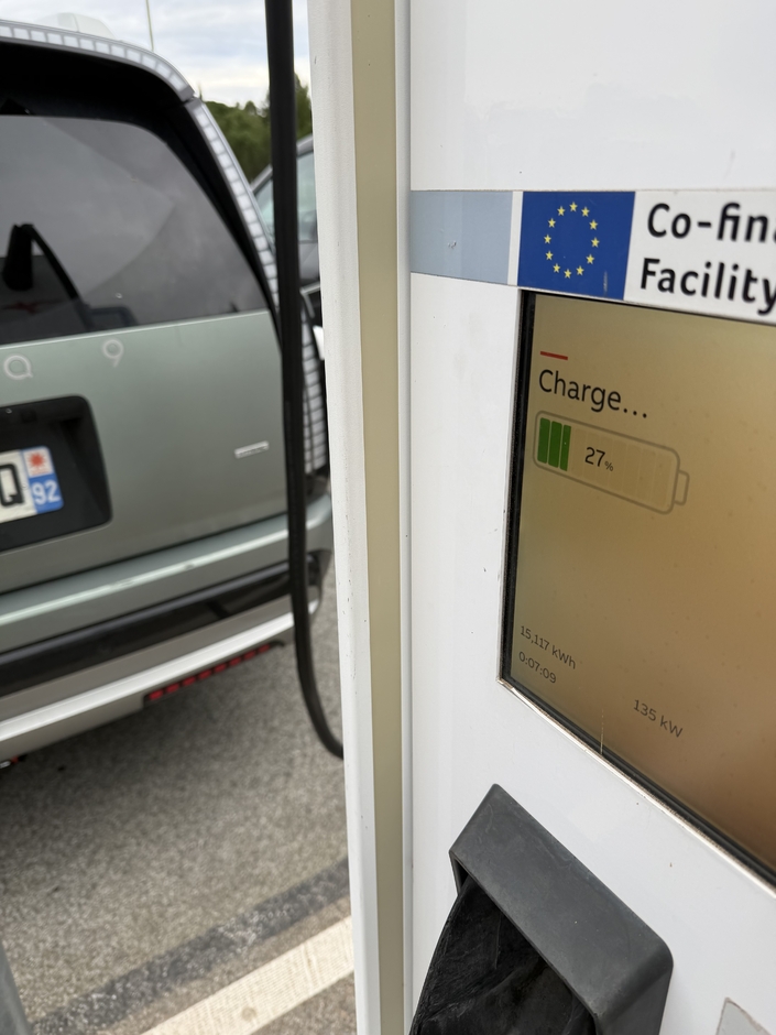 A cause de la demande en électricité avec toutes les bornes occupées, ce point de charge à 350 kW reste bridé à 135 kW.