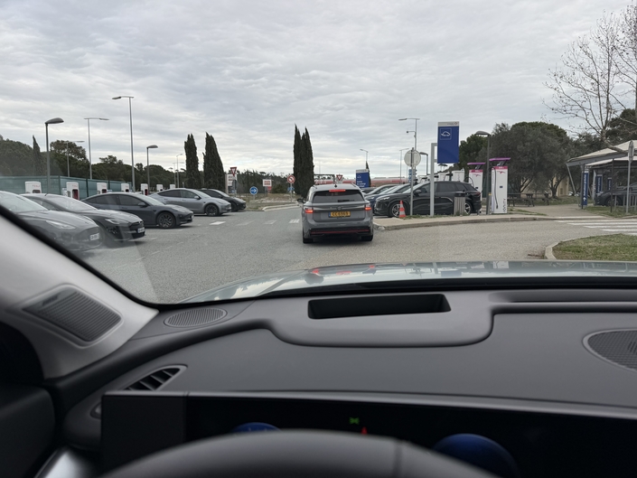 Au volant d’un Hyundai Ioniq 9 en train de faire la queue à la station Ionity de Vidauban Sud.