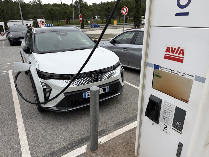 Une fois les 80 % dépassés, le propriétaire de ce Scénic n’a pas immédiatement récupéré sa voiture. Il a préféré rester 20 minutes de plus pour s’approcher des 100 % de charge.
