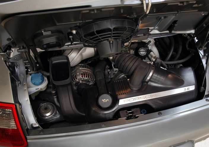 Le flat-six M96 (3,6 l)/M97 (3,8 l) de la 997 souffre souvent de cylindres rayés (surtout en 3,8 l), ce qui conduit à son remplacement. Diviser par deux les intervalles de vidange limite grandement le problème.