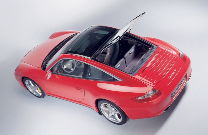 2005 voit l'arrivée de la Porsche 997 Targa, dotée d'un toit vitré coulissant agrémenté d'une fort pratique lunette ouvrante. Elle n'existe qu'en quatre roues motrices. 